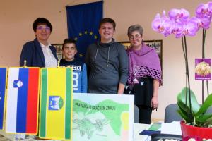 Županja Cvetka Ficko z mladima ilustratorjema in avtorico go. Štefko Bohar